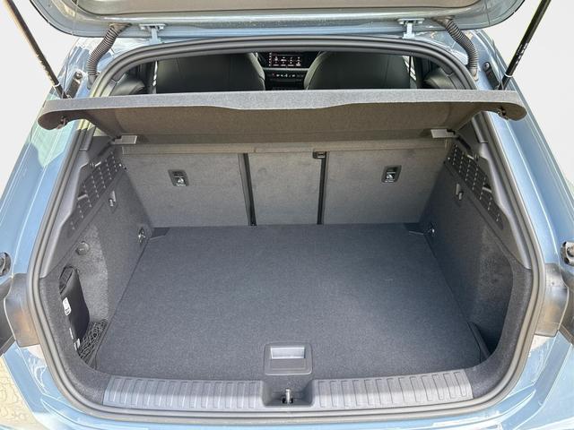 Audi / RS3 Sportback / Grau / / / MATRIX+360KAM+SHZ+KLIMA+LED+SOUND+19ALU+DESIGNPAKET ROT, Beispielbilder
