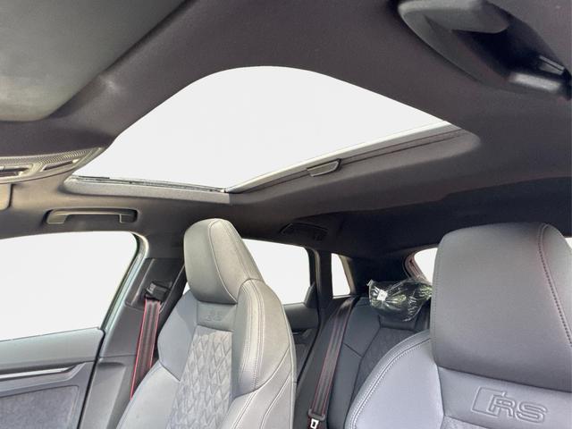 Audi / RS3 Sportback / Grau / / / PANO+SONOS+MATRIX+eHK+360KAM+SHZ+KLIMA+DESIGNPAKET ROT, Beispielbilder, ggf. teilweise mit Sonderausstattung