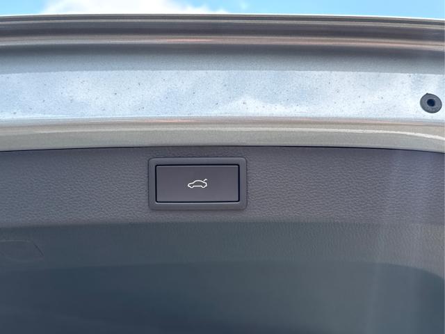 Skoda / Karoq / Silber / / / AHK+el.HECKKLAPPE+KAMERA+PDC+ACC, Beispielbilder, ggf. teilweise mit Sonderausstattung