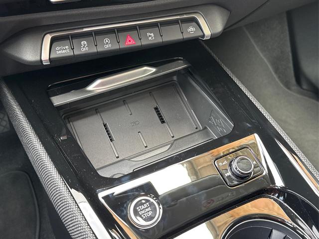 Audi / Q3 / Schwarz / / / KAMERA+NAVI+PDC+EL.HECKKL.+LED+17LM