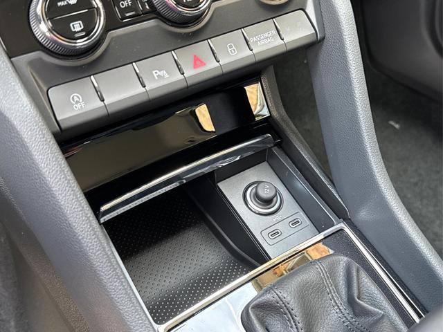 Skoda / Karoq / Silber / / / AHK+el.HECKKLAPPE+KAMERA+PDC+ACC, Beispielbilder, ggf. teilweise mit Sonderausstattung
