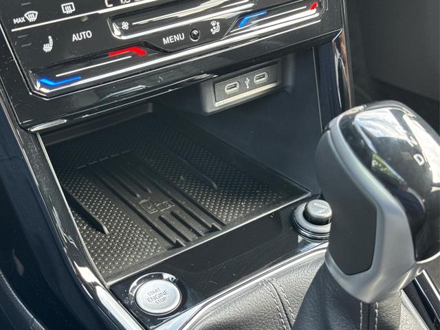 Volkswagen / T-Cross / Silber / / / MATRIX+SHZ+KAMERA+ACC+18'' ALU+KESSY+APP