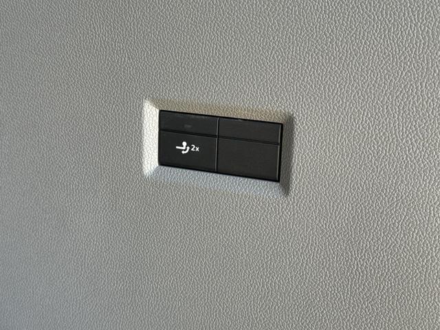 Volkswagen / T7 Caravelle / / / / LR+SHZ+AHK+GJR+KLIMAAUT.+ KAMERA+PDC+LED