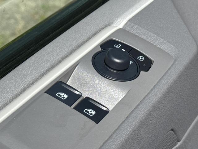 Volkswagen / T7 Caravelle / / / / LR+SHZ+AHK+GJR+KLIMAAUT.+ KAMERA+PDC+LED