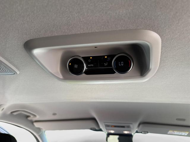 Volkswagen / T7 Caravelle / / / / LR+SHZ+AHK+GJR+KLIMAAUT.+ KAMERA+PDC+LED