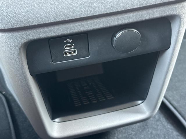 Volkswagen / T7 Caravelle / / / / LR+SHZ+AHK+GJR+KLIMAAUT.+ KAMERA+PDC+LED