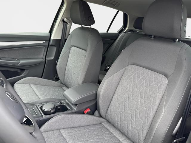 Volkswagen / Golf / Schwarz / / / ACC+SHZ+KLIMA+KAMERA+APP CONNECT+LED+17 ALU