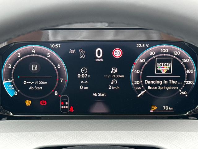 Volkswagen / Golf / Schwarz / / / ACC+SHZ+KLIMA+KAMERA+APP CONNECT+LED+17 ALU
