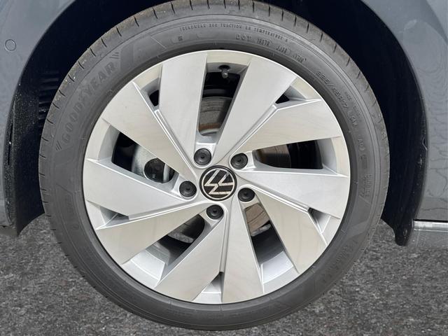 Volkswagen / Golf / Grau / / / ACC+SHZ+KLIMA+KAMERA+APP CONNECT+LED+17 ALU