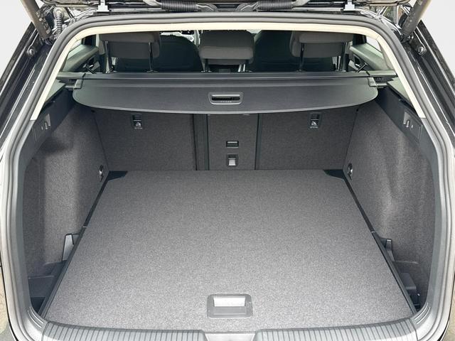 Volkswagen / Golf Variant / Schwarz / / / AHK+ACC+eHK+KAMERA+SHZ+KLIMA+LED+17 ALU