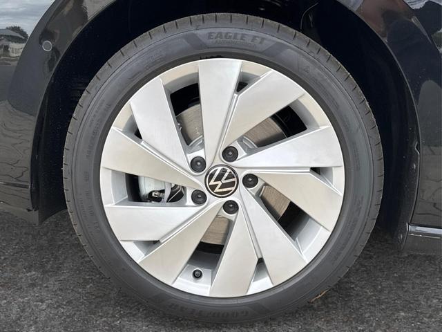 Volkswagen / Golf Variant / Schwarz / / / AHK+ACC+eHK+KAMERA+SHZ+KLIMA+LED+17 ALU