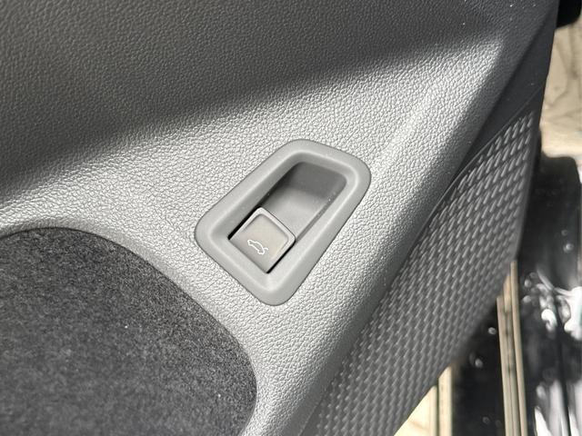 Volkswagen / Golf Variant / Schwarz / / / AHK+ACC+eHK+KAMERA+SHZ+KLIMA+LED+17 ALU