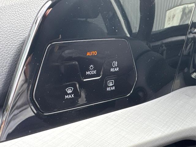 Volkswagen / Golf Variant / Schwarz / / / AHK+ACC+eHK+KAMERA+SHZ+KLIMA+LED+17 ALU