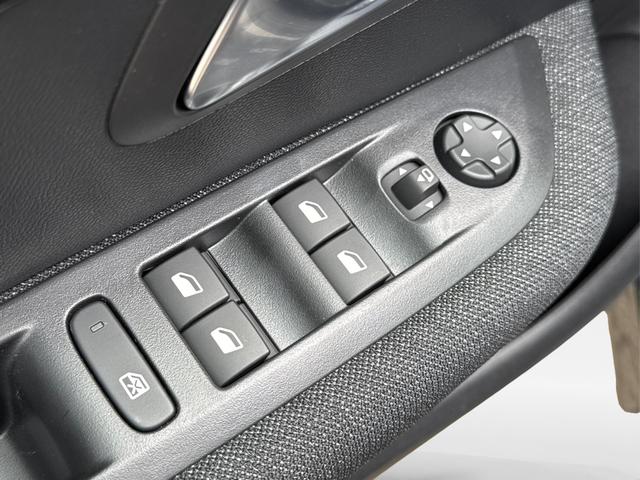 Peugeot / 208 / Schwarz / / / MAN6+KAMERA+NAVI+SHZ+LED+PDC+TEMPOMAT, Beispielbilder, ggf. teilweise mit Sonderausstattung
