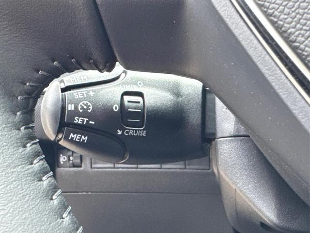 Peugeot / 208 / Schwarz / / / MAN6+KAMERA+NAVI+SHZ+LED+PDC+TEMPOMAT, Beispielbilder, ggf. teilweise mit Sonderausstattung