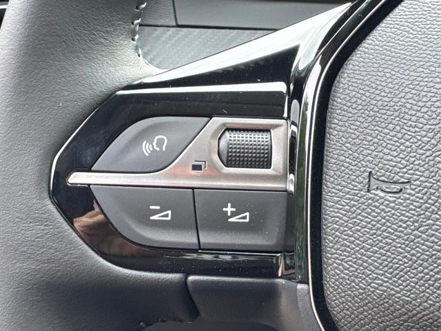 Peugeot / 208 / Schwarz / / / MAN6+KAMERA+NAVI+SHZ+LED+PDC+TEMPOMAT, Beispielbilder, ggf. teilweise mit Sonderausstattung