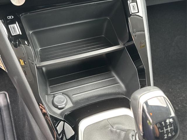 Peugeot / 208 / Schwarz / / / MAN6+KAMERA+NAVI+SHZ+LED+PDC+TEMPOMAT, Beispielbilder, ggf. teilweise mit Sonderausstattung