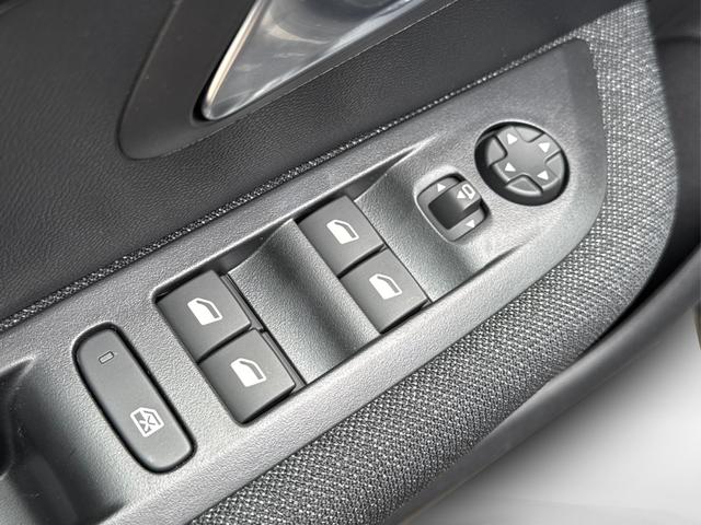 Peugeot / 208 / Schwarz / / / MAN6+KAMERA+NAVI+SHZ+LED+PDC+TEMPOMAT, Beispielbilder, ggf. teilweise mit Sonderausstattung