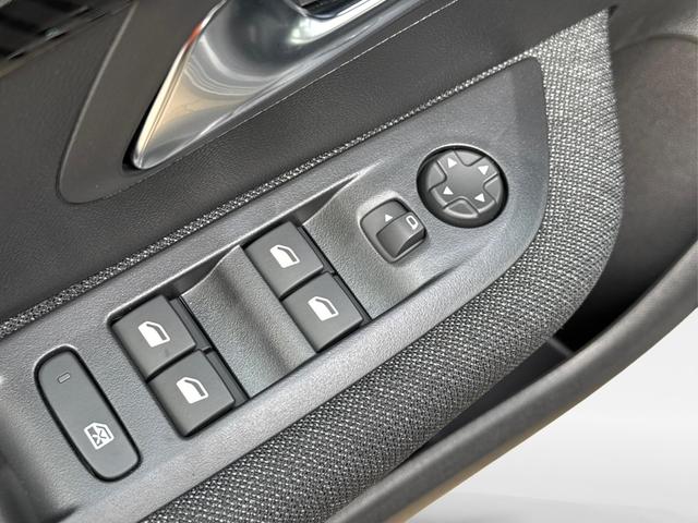 Peugeot / 208 / Schwarz / / / MAN6+SHZ+LED+PDC+TEMPOMAT, Beispielbilder, ggf. teilweise mit Sonderausstattung