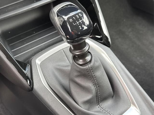 Peugeot / 208 / Schwarz / / / MAN6+SHZ+LED+PDC+TEMPOMAT, Beispielbilder, ggf. teilweise mit Sonderausstattung