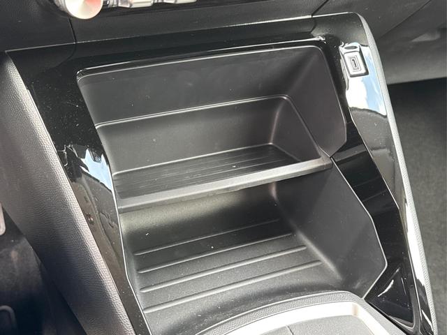 Peugeot / 208 / Schwarz / / / MAN6+SHZ+LED+PDC+TEMPOMAT, Beispielbilder, ggf. teilweise mit Sonderausstattung