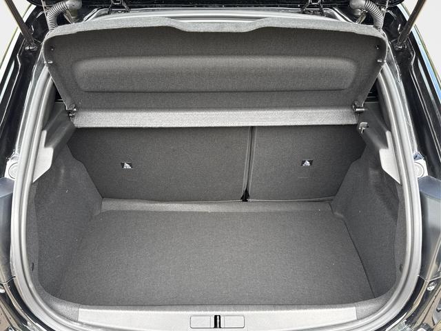 Peugeot / 208 / Schwarz / / / MAN6+SHZ+LED+PDC+TEMPOMAT, Beispielbilder, ggf. teilweise mit Sonderausstattung