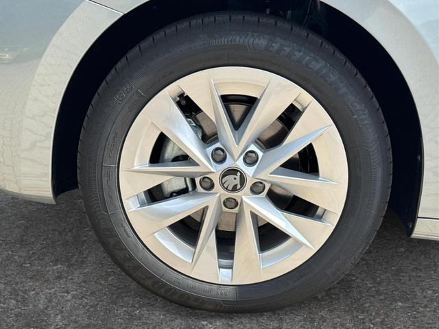 Skoda / Octavia Combi / Silber / / / ACC+AHK+eHK+KAM+PDC+LED+17 ALU+SHZ, Beispielbilder, ggf. teilweise mit Sonderausstattung