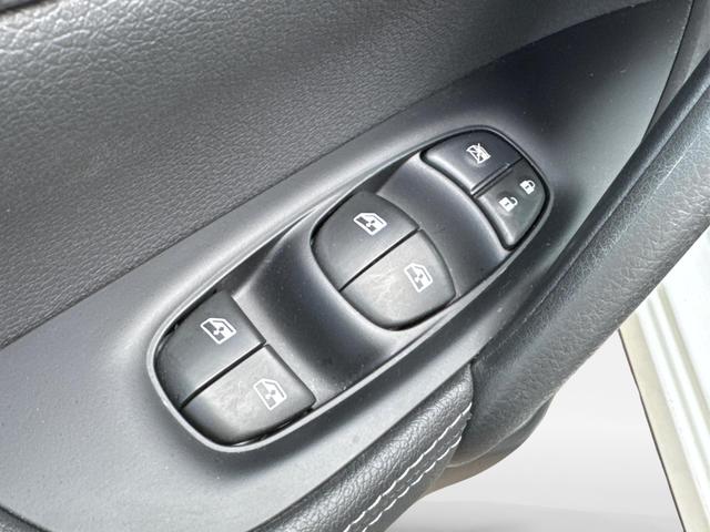 Nissan / Qashqai / Wei&szlig; / / / Qashqai 1.3 DIG-T 117 kW N-Connecta