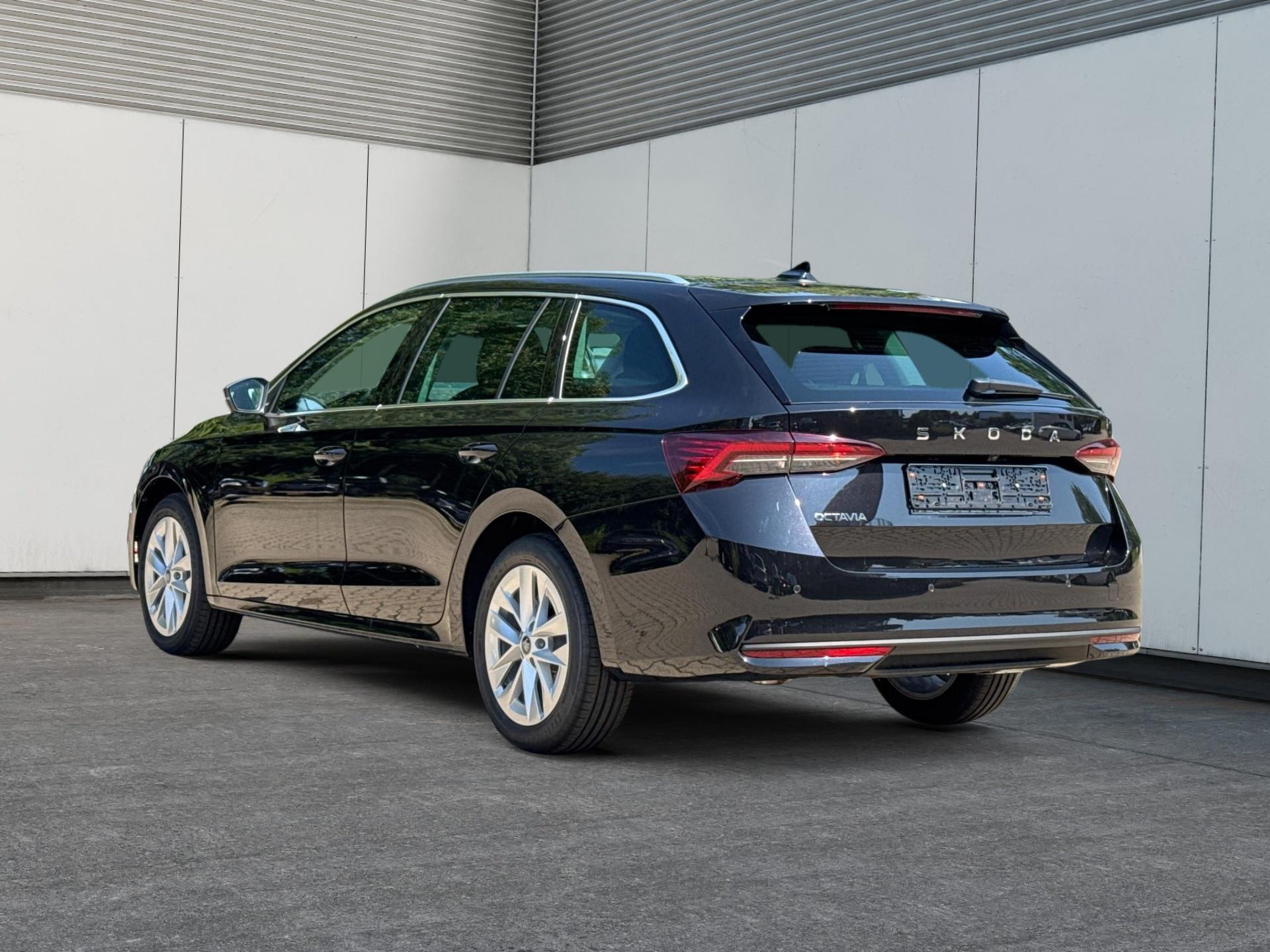 Skoda / Octavia Combi / Schwarz /  /  / ACC+AHK+eHK+KAM+PDC+LED+17 ALU+SHZ
