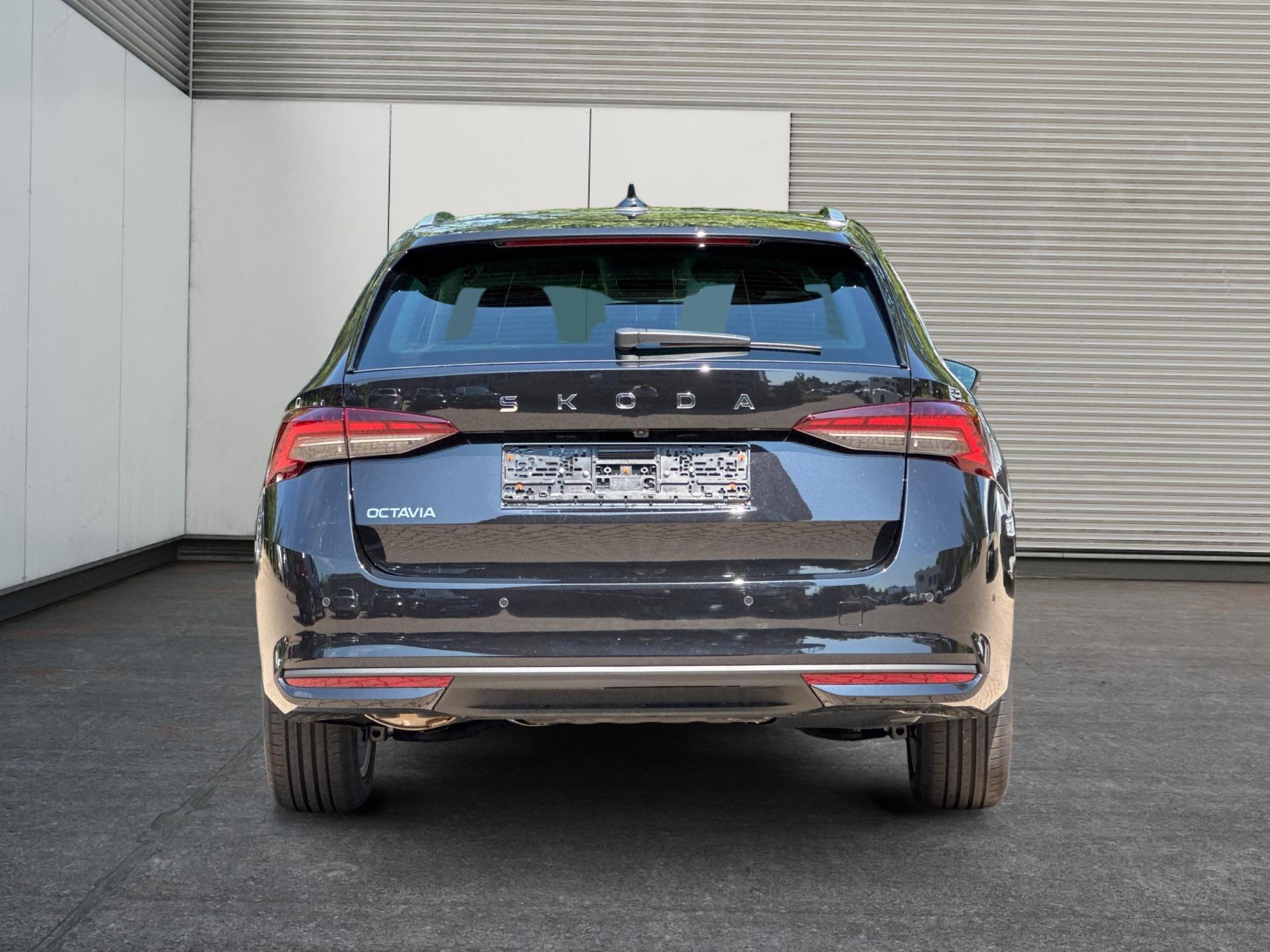 Skoda / Octavia Combi / Schwarz /  /  / ACC+AHK+eHK+KAM+PDC+LED+17 ALU+SHZ