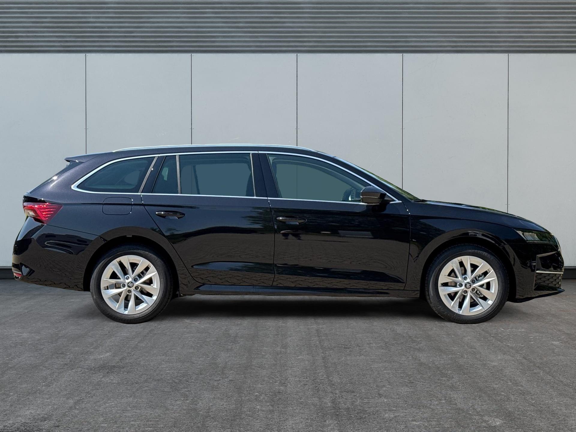 Skoda / Octavia Combi / Schwarz /  /  / ACC+AHK+eHK+KAM+PDC+LED+17 ALU+SHZ