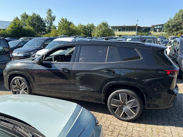 Volkswagen / Tayron / Schwarz / / / PLUG-IN+PANO+AHK+HuD+MATRIX+360 KAM+20ALU+ACC+eHK+BLACK STYLE, Beispielbilder, ggf. teilweise mit Sonderausstattung