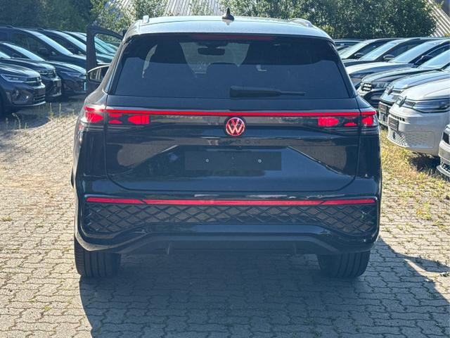 Volkswagen / Tayron / Schwarz / / / PLUG-IN+PANO+AHK+HuD+MATRIX+360 KAM+20ALU+ACC+eHK+BLACK STYLE, Beispielbilder, ggf. teilweise mit Sonderausstattung