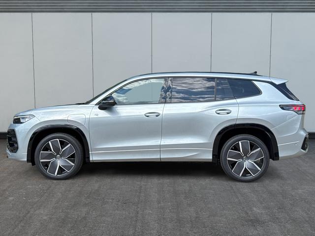 Volkswagen / Tayron / Silber / / / PLUG-IN+PANO+AHK+HuD+MATRIX+360 KAM+20ALU+ACC+eHK+BLACK STYLE