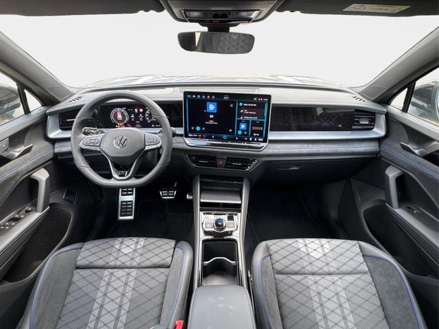 Volkswagen / Tayron / Silber / / / PLUG-IN+PANO+AHK+HuD+MATRIX+360 KAM+20ALU+ACC+eHK+BLACK STYLE