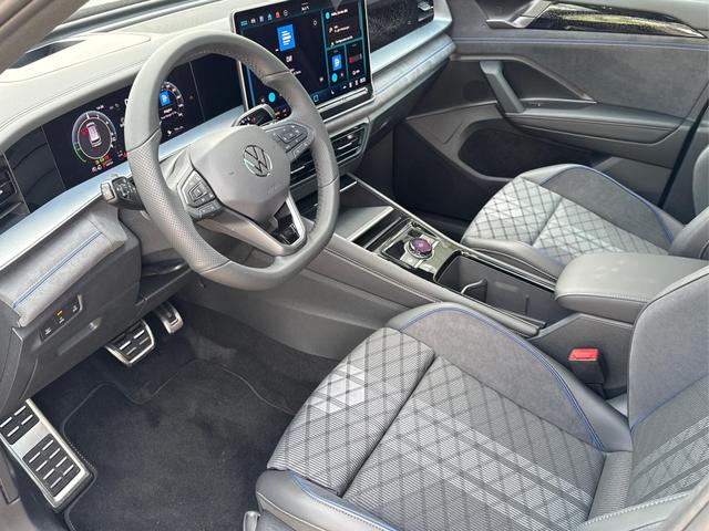 Volkswagen / Tayron / Silber / / / PLUG-IN+PANO+AHK+HuD+MATRIX+360 KAM+20ALU+ACC+eHK+BLACK STYLE