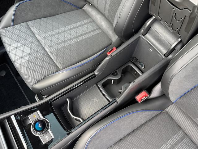 Volkswagen / Tayron / Silber / / / PLUG-IN+PANO+AHK+HuD+MATRIX+360 KAM+20ALU+ACC+eHK+BLACK STYLE