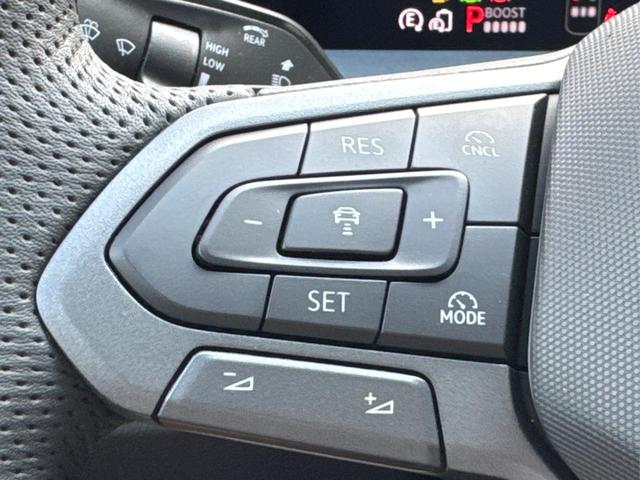 Volkswagen / Tayron / Silber / / / PLUG-IN+PANO+AHK+HuD+MATRIX+360 KAM+20ALU+ACC+eHK+BLACK STYLE