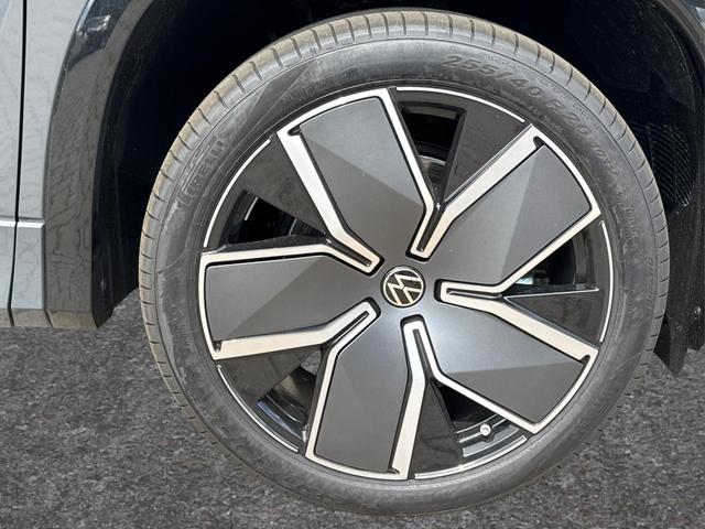 Volkswagen / Tayron / Grau / / / PLUG-IN+PANO+AHK+HuD+MATRIX+360 KAM+20ALU+ACC+eHK+BLACK STYLE