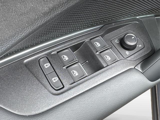 Volkswagen / Tayron / Grau / / / PLUG-IN+PANO+AHK+HuD+MATRIX+360 KAM+20ALU+ACC+eHK+BLACK STYLE