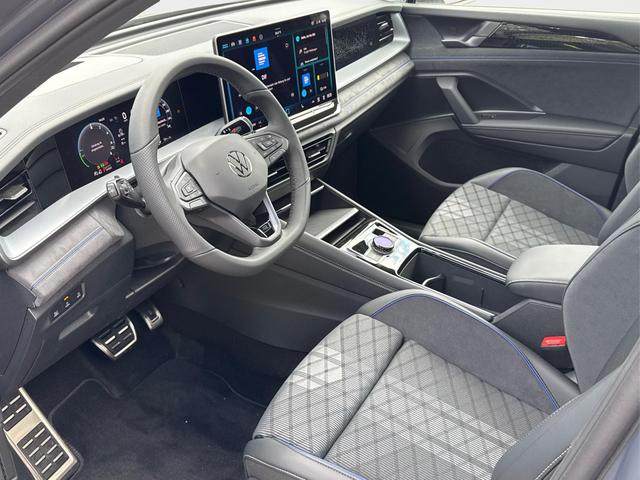 Volkswagen / Tayron / Grau / / / PLUG-IN+PANO+AHK+HuD+MATRIX+360 KAM+20ALU+ACC+eHK+BLACK STYLE