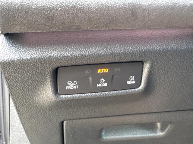 Volkswagen / Tayron / Grau / / / PLUG-IN+PANO+AHK+HuD+MATRIX+360 KAM+20ALU+ACC+eHK+BLACK STYLE