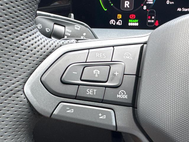 Volkswagen / Tayron / Grau / / / PLUG-IN+PANO+AHK+HuD+MATRIX+360 KAM+20ALU+ACC+eHK+BLACK STYLE