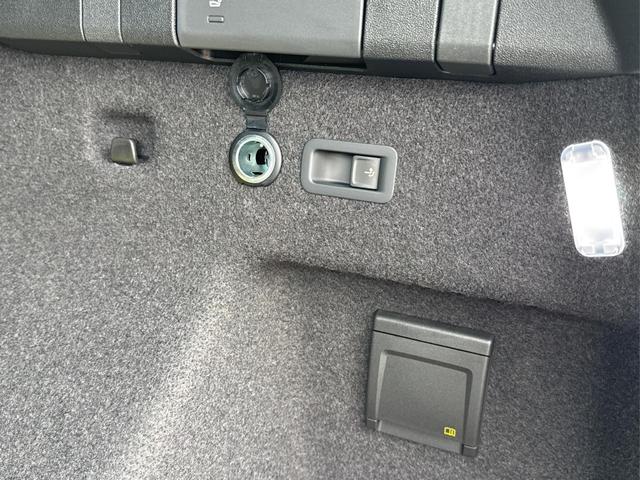 Volkswagen / Tayron / Schwarz / / / PLUG-IN+PANO+AHK+HuD+MATRIX+360 KAM+20ALU+ACC+eHK+BLACK STYLE, Beispielbilder, ggf. teilweise mit Sonderausstattung
