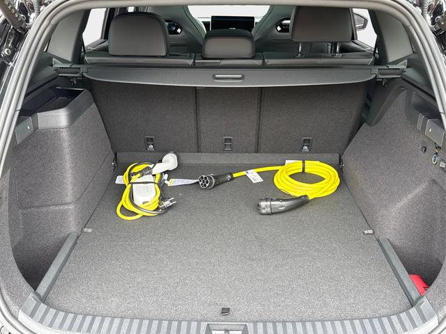 Volkswagen / Tayron / Schwarz / / / PLUG-IN+PANO+AHK+HuD+MATRIX+360 KAM+20ALU+ACC+eHK+BLACK STYLE, Beispielbilder, ggf. teilweise mit Sonderausstattung