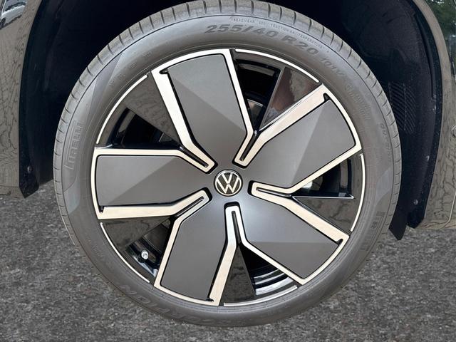 Volkswagen / Tayron / Schwarz / / / PLUG-IN+PANO+AHK+HuD+MATRIX+360 KAM+20ALU+ACC+eHK+BLACK STYLE