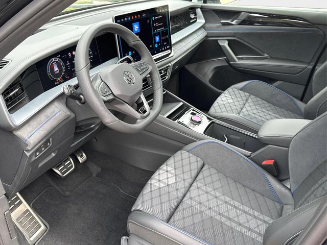 Volkswagen / Tayron / Schwarz / / / PLUG-IN+PANO+AHK+HuD+MATRIX+360 KAM+20ALU+ACC+eHK+BLACK STYLE, Beispielbilder, ggf. teilweise mit Sonderausstattung