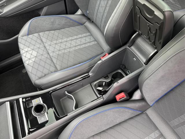 Volkswagen / Tayron / Schwarz / / / PLUG-IN+PANO+AHK+HuD+MATRIX+360 KAM+20ALU+ACC+eHK+BLACK STYLE, Beispielbilder, ggf. teilweise mit Sonderausstattung