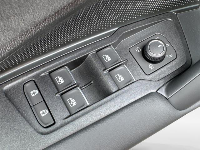 Volkswagen / Tayron / Schwarz / / / PLUG-IN+PANO+AHK+HuD+MATRIX+360 KAM+20ALU+ACC+eHK+BLACK STYLE, Beispielbilder, ggf. teilweise mit Sonderausstattung