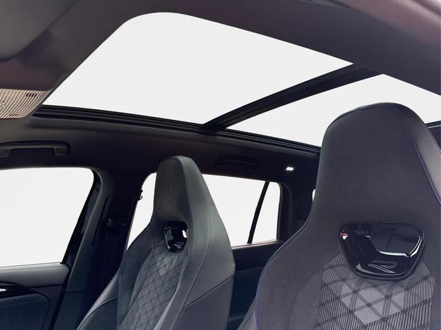 Volkswagen / Tayron / Schwarz / / / PLUG-IN+PANO+AHK+HuD+MATRIX+360 KAM+20ALU+ACC+eHK+BLACK STYLE, Beispielbilder, ggf. teilweise mit Sonderausstattung